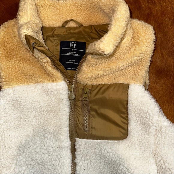 Gap Kids Sherpa Vest - Size 5 - Picture 4 of 5